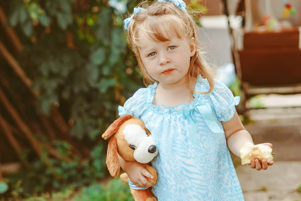 Close Portret Van Aantrekkelijk Klein Meisje Buitenshuis — Stockfoto