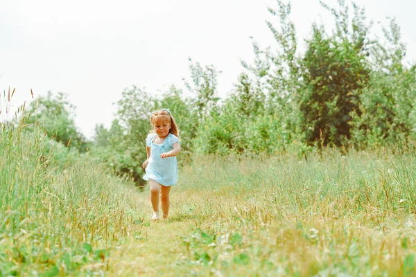 Little Girl Running Meadow Sunset — Stock Photo, Image