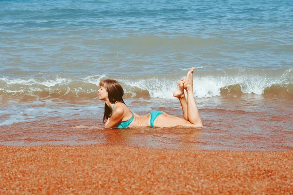 Голая девочка отдыхает на пляже