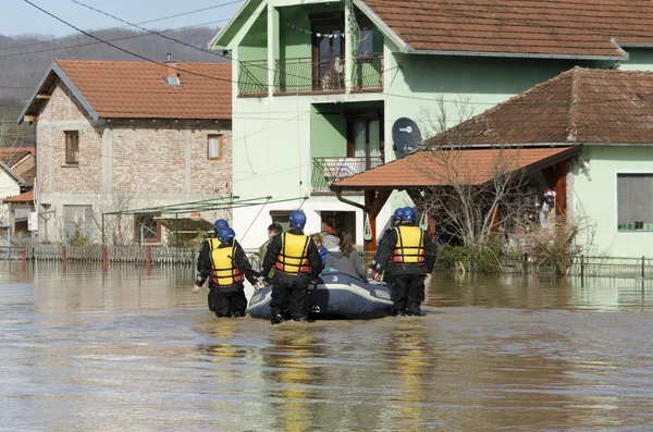 Rescuers transport the flood victims after heavy rain — Stock Photo, Image