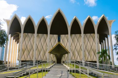 Borneo Kültür Müzesi 'nin simetrik mimari görüşü, Sarawak ya da parlak mavi gökyüzü altındaki benzer bir modern kültür binası.