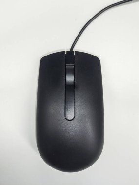 Siyah Optik Bilgisayar Fare, düz beyaz bir yüzey üzerinde dinlenen klasik siyah kablolu optik bir bilgisayar faresinin tepeden tırnağa bir görüntüsü..