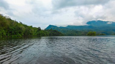 Bengoh Barajı 'ndaki tropikal dağların çarpıcı manzarası, sıklıkla Sarawak.19 Nisan 2022, Bengoh Barajı, Puncak Borneo, Kuching, Sarawak, Malezya