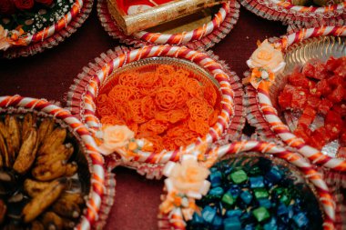 İçinde Jalebi ve Halwa 'nın da bulunduğu renkli Hint tatlıları bir kutlama için dekoratif tabaklar halinde düzenlendi..