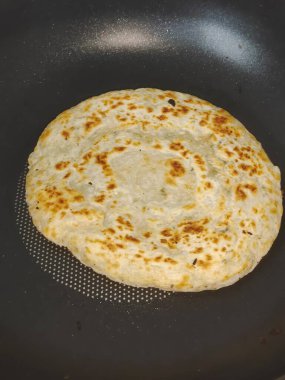 Altın sarısı soğanlı krep mi yoksa siyah çubuksuz tavada kızartılmış Roti Canai mi?.
