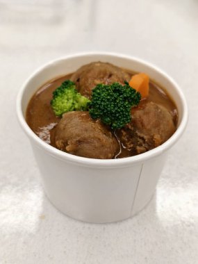 Brokoli ve havuç garnitürlü, tek kullanımlık köfteler ve hazır yemek..