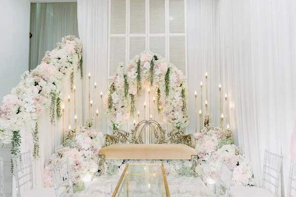 Lüks Beyaz ve Pembe Çiçekli Düğün Sahnesi. Büyük bir düğün 