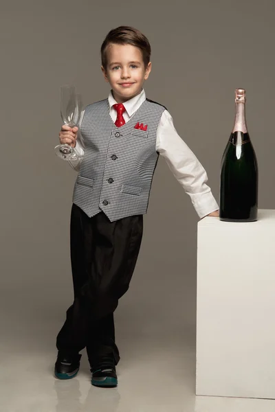 Ragazzino con bicchiere e champagne — Foto Stock