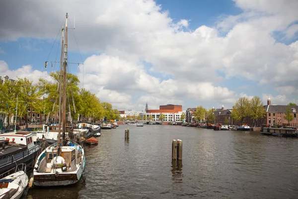 Straten van Amsterdam in het voorjaar, Nederland — Stockfoto