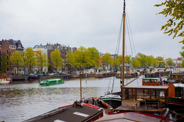 Ruas de Amsterdã na primavera, Países Baixos — Fotografia de Stock