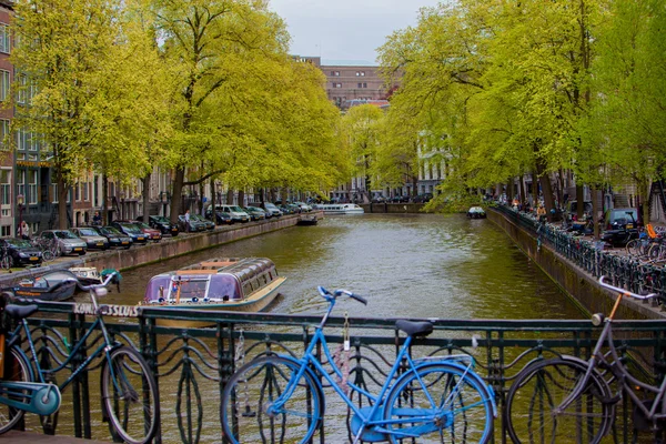 Straten van Amsterdam in het voorjaar, Nederland — Stockfoto