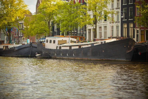 Straten van Amsterdam in het voorjaar, Nederland — Stockfoto