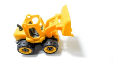 İzole edilmiş beyaz arka planda çocuklar için sarı oyuncak buldozer