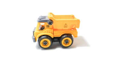 İzole edilmiş beyaz arka planı olan çocuklar için sarı oyuncak damperli kamyon