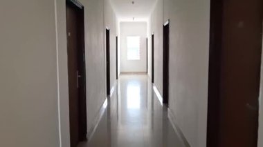 Sunlit Salonu ve Açık Kapılı Parlak Otel Koridoru İçi