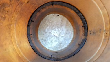 Terracotta çatı kiremitleri, kırmızı tuğlalar ve gri beton parçaları da dahil olmak üzere dağınık ve düzensiz inşaat malzemeleriyle kaplı bir yüzeye yakın çekim.