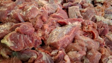 Doğal lifler, yağ tabakaları ve taze dokuları gösteren çiğ et parçalarının detaylı görüntüsü.