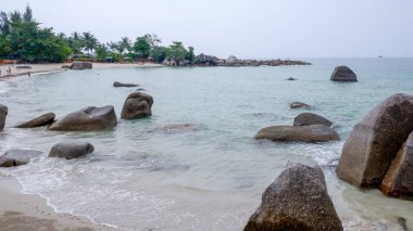 Dağılmış granit kayaları, beyaz kumları, durgun turkuaz denizi ve Bangka Belitung 'da berrak bir gökyüzünün altında yemyeşil hindistan cevizi palmiyeleri olan Siangau Sahili geniş görüş alanına sahiptir.