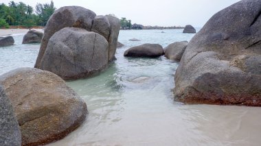 Siangau Sahili, Bangka 'nın kumlu sahillerinde antik granit kayalar arasında akan kristal berrak deniz suyuna yakın çekim