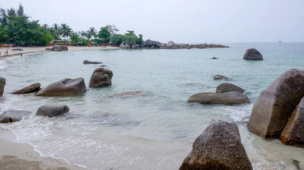 Dağılmış granit kayaları, beyaz kumları, durgun turkuaz denizi ve Bangka Belitung 'da berrak bir gökyüzünün altında yemyeşil hindistan cevizi palmiyeleri olan Siangau Sahili geniş görüş alanına sahiptir.