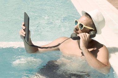 Internet üzerinden bir yüzme havuzundan ara     