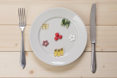 Hapları tabak ve çatal bıçak ile farklı türde. Sıkı diyet.   