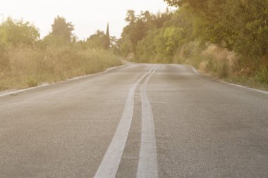 Çift katı çizgi olan yol     