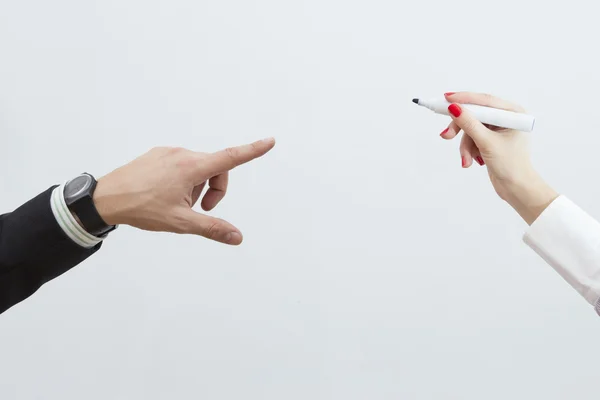 Männliche und weibliche Hände auf isoliertem Whiteboard-Hintergrund — Stockfoto