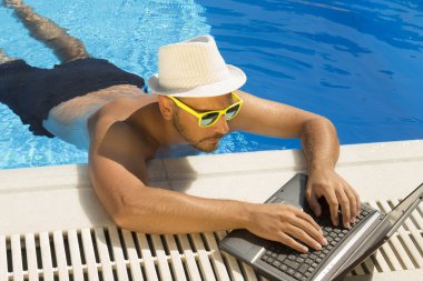 Yüzme havuzundan laptop çalışma