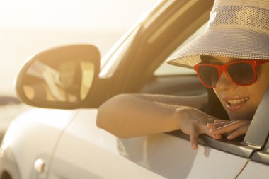 Genç erkek araba camına yaslanmış 