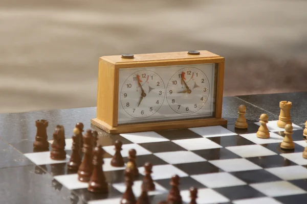 Schach und Schachuhr im Freien — Stockfoto