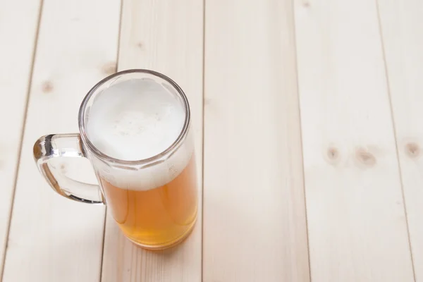 Кружка пива на деревянном столе — стоковое фото