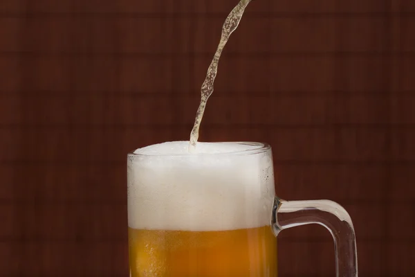 Verter cerveza en la taza —  Fotos de Stock