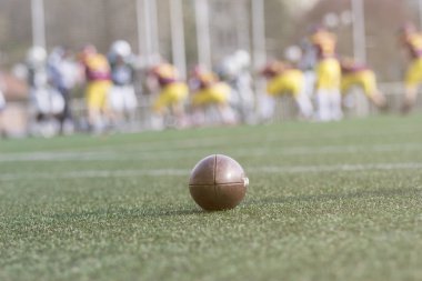 Amerikan futbolu topu sahada  