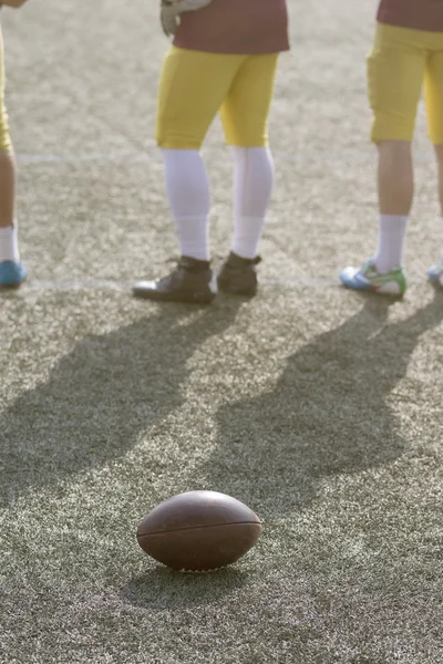 Bal en American football-spelers op het veld — Stockfoto