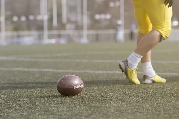 Bal en American football-speler op het veld — Stockfoto