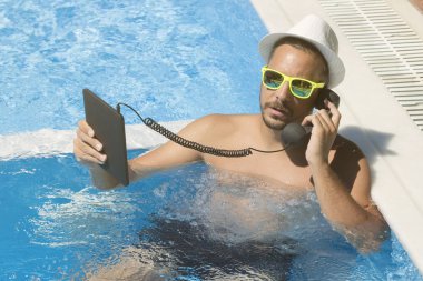 Adam bir çağrı bir Yüzme Havuzu     