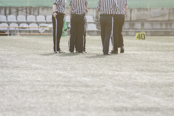 Футбольные судьи США стоят на поле — стоковое фото