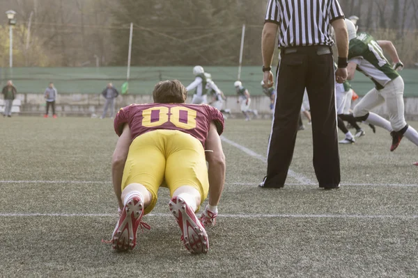 American football speler en scheidsrechter op het veld — Stockfoto