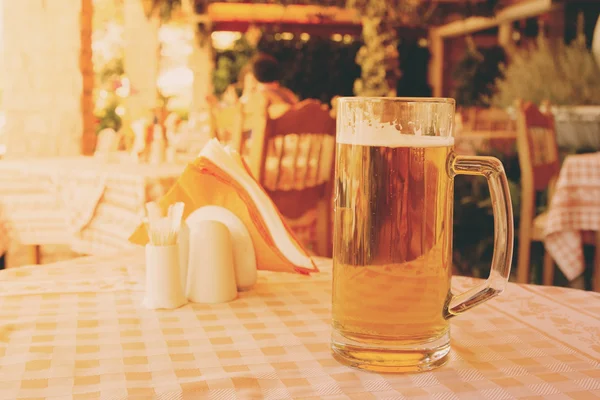 Fıçı bira Restoran masada bir fincan 