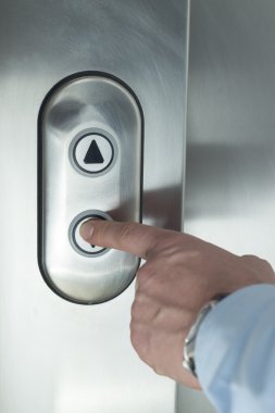 Asansör düğmesine basılı iterek