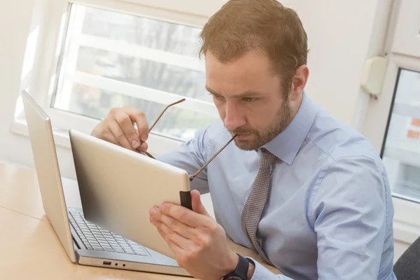 Бизнесмен смотрит на цифровое планшетное устройство — стоковое фото