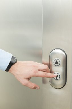 Asansör düğmesine basılı iterek