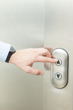 Asansör düğmesine kadar iterek