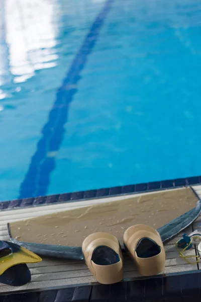 Equipamento de mergulho à beira de uma piscina — Fotografia de Stock