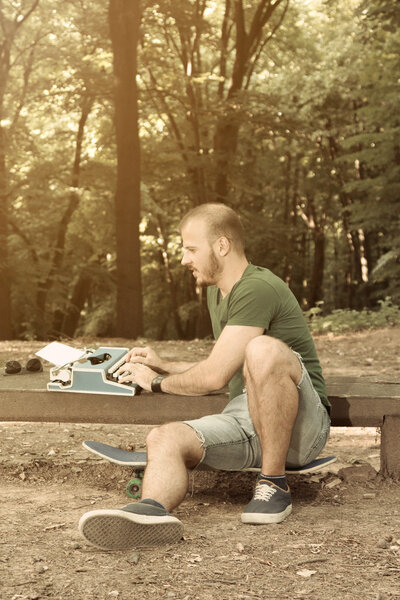 Блогер пытается найти вдохновение в парке
