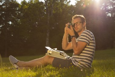 Gazeteci çayır üzerinde