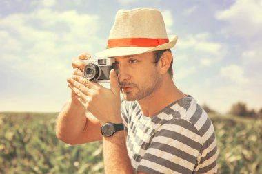 Eski kameranın retro stile adamla