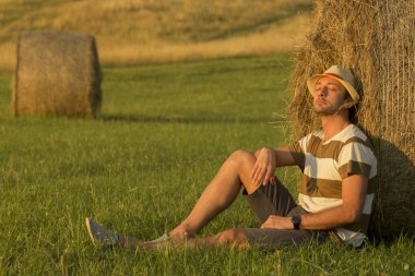 Samanlık eğilerek buğday alanında genç adam