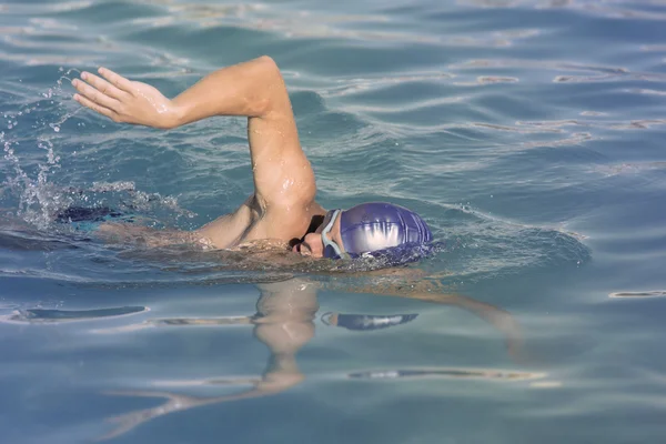 Jonge man zwemmen de borstcrawl — Stockfoto